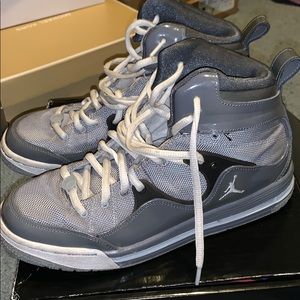 *MAKE AN OFFER* Air Jordan’s 7Y - gray/white